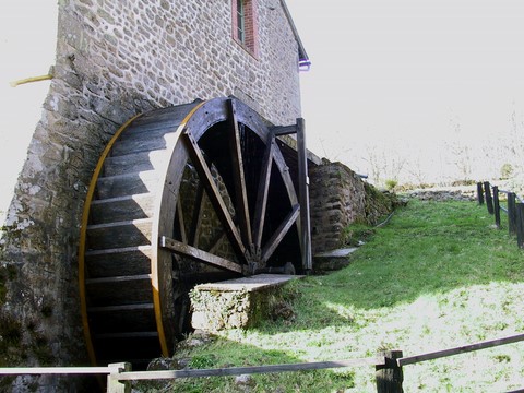 Saint-Goussaud - la roue du moulin du Fieux