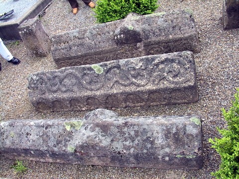 La-Jonchère-Saint-Maurice - cimetière : tombes bâtières