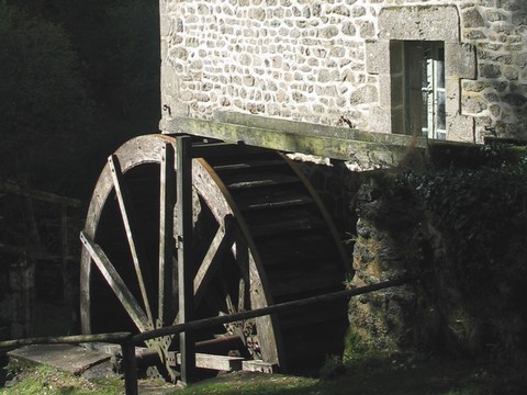 Saint-Goussaud - roue à godet du moulin du Fieux