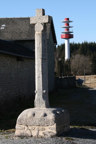 Saint-Goussaud - croix en granit