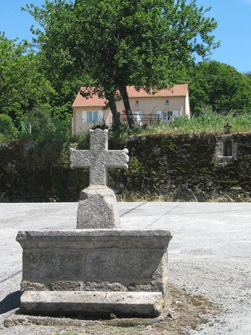 Bersac-sur-Rivalier - croix de Beaubiat