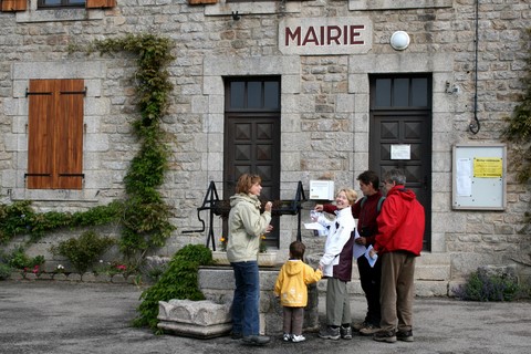 Saint-Goussaud - la mairie : départ du Rallye 